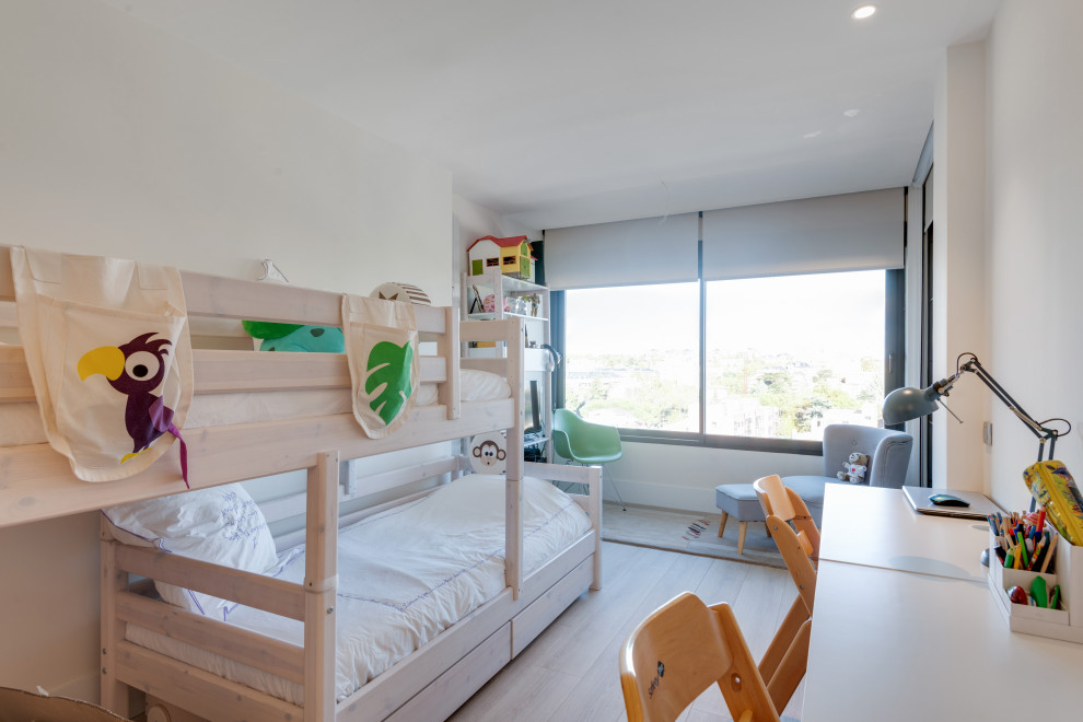 Imagen de dormitorio infantil contemporáneo con paredes blancas, suelo de madera clara y suelo beige