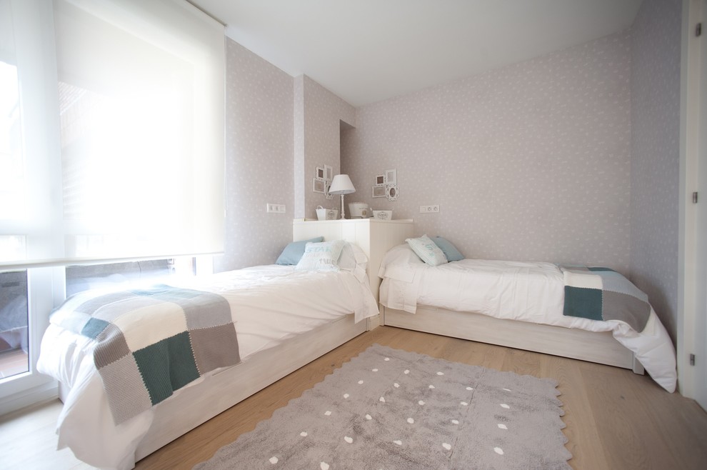 Imagen de dormitorio infantil de 4 a 10 años costero de tamaño medio con paredes grises, suelo de madera clara y suelo marrón