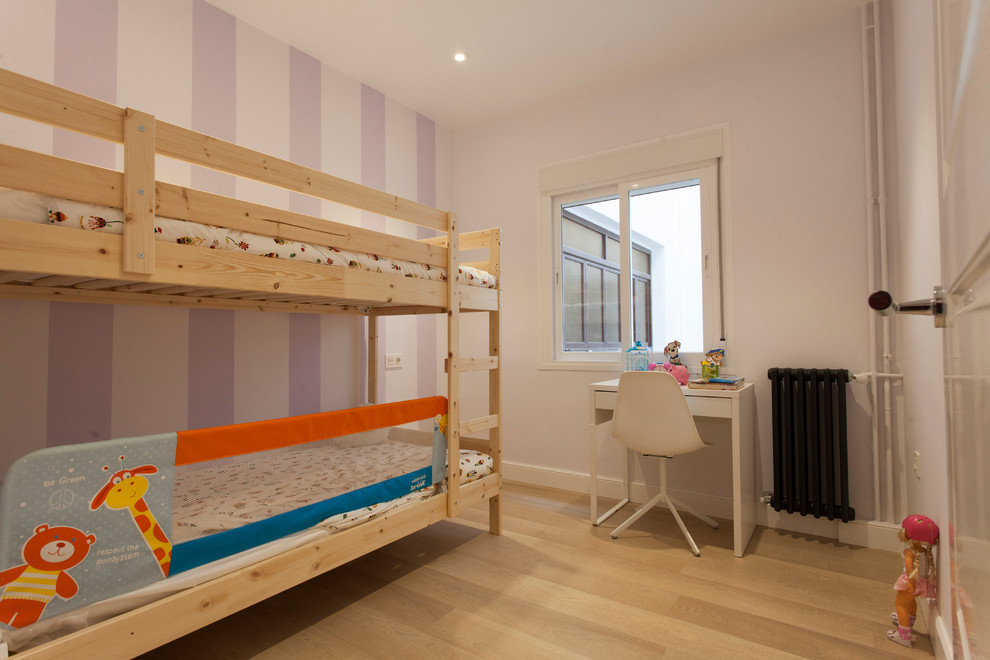 Foto di una cameretta per bambini da 4 a 10 anni contemporanea di medie dimensioni con pareti multicolore e parquet chiaro