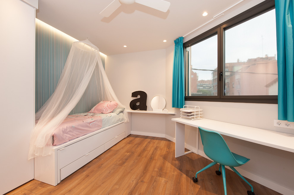 Imagen de dormitorio infantil de 4 a 10 años contemporáneo grande con paredes blancas, suelo de madera en tonos medios y suelo marrón
