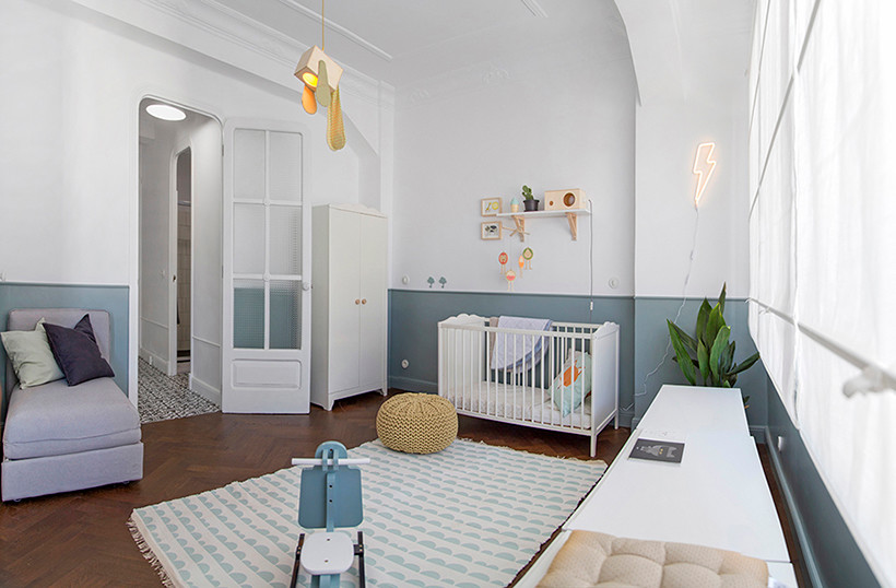 Diseño de dormitorio infantil de 1 a 3 años escandinavo de tamaño medio con paredes azules, suelo de madera oscura y suelo marrón