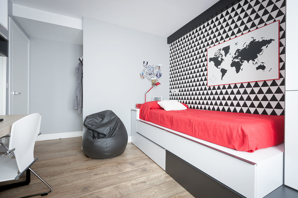 Идея дизайна: нейтральная детская среднего размера в современном стиле с спальным местом, серыми стенами, паркетным полом среднего тона и коричневым полом для подростка