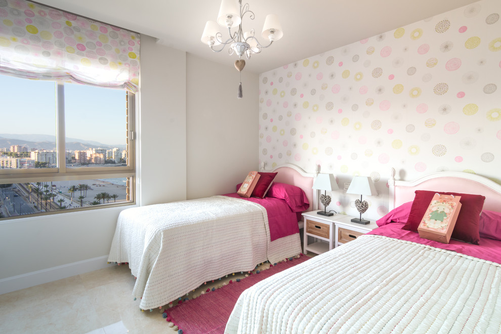Imagen de dormitorio infantil de 4 a 10 años tradicional renovado con paredes multicolor y suelo beige