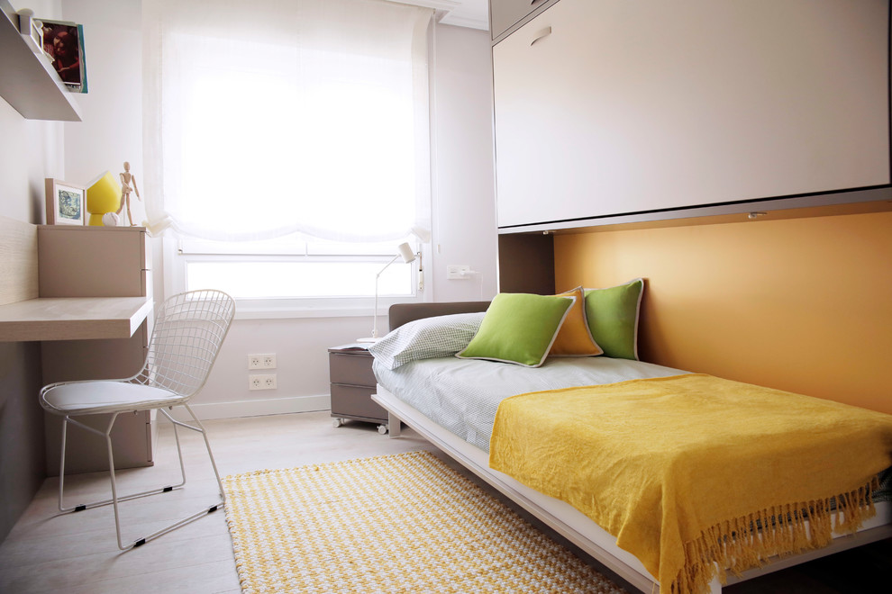 Exemple d'une chambre d'enfant tendance de taille moyenne avec un mur beige, un sol beige et un sol en vinyl.