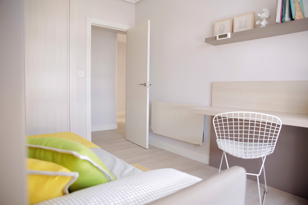 Cette photo montre une chambre d'enfant tendance de taille moyenne avec un mur beige, un sol beige et un sol en vinyl.