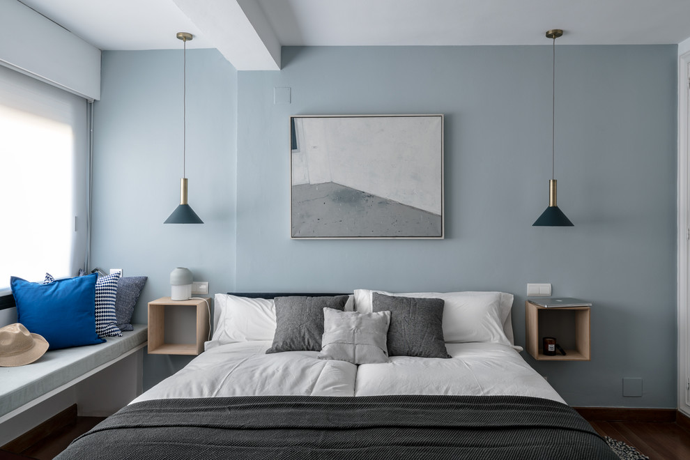 Imagen de dormitorio infantil escandinavo, grande, con paredes blancas, suelo de madera oscura y suelo marrón