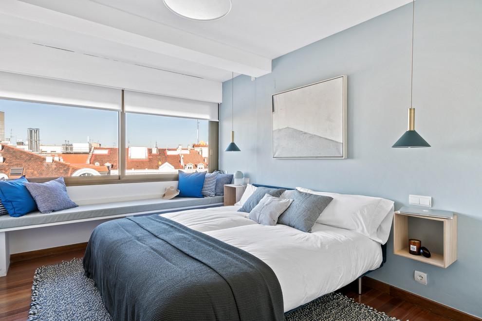 Mittelgroßes Modernes Schlafzimmer mit blauer Wandfarbe, dunklem Holzboden und braunem Boden in Sonstige