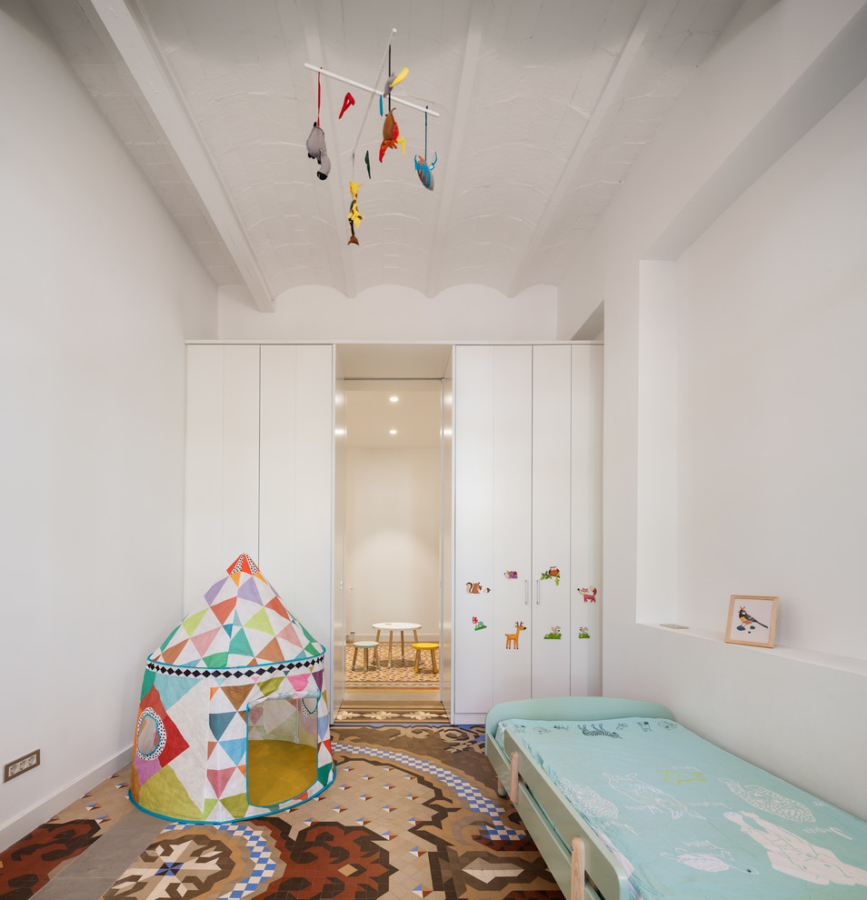 Источник вдохновения для домашнего уюта: нейтральная детская в средиземноморском стиле с спальным местом, белыми стенами и разноцветным полом для ребенка от 1 до 3 лет