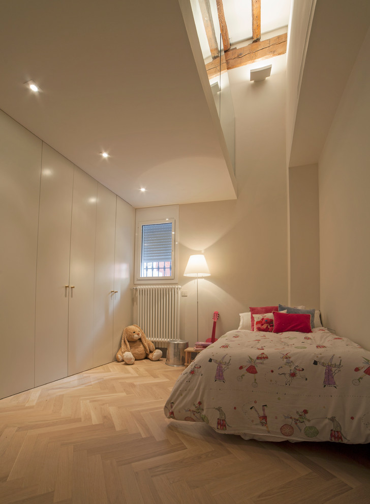 Foto de dormitorio infantil de 4 a 10 años clásico renovado de tamaño medio con paredes beige y suelo de madera en tonos medios