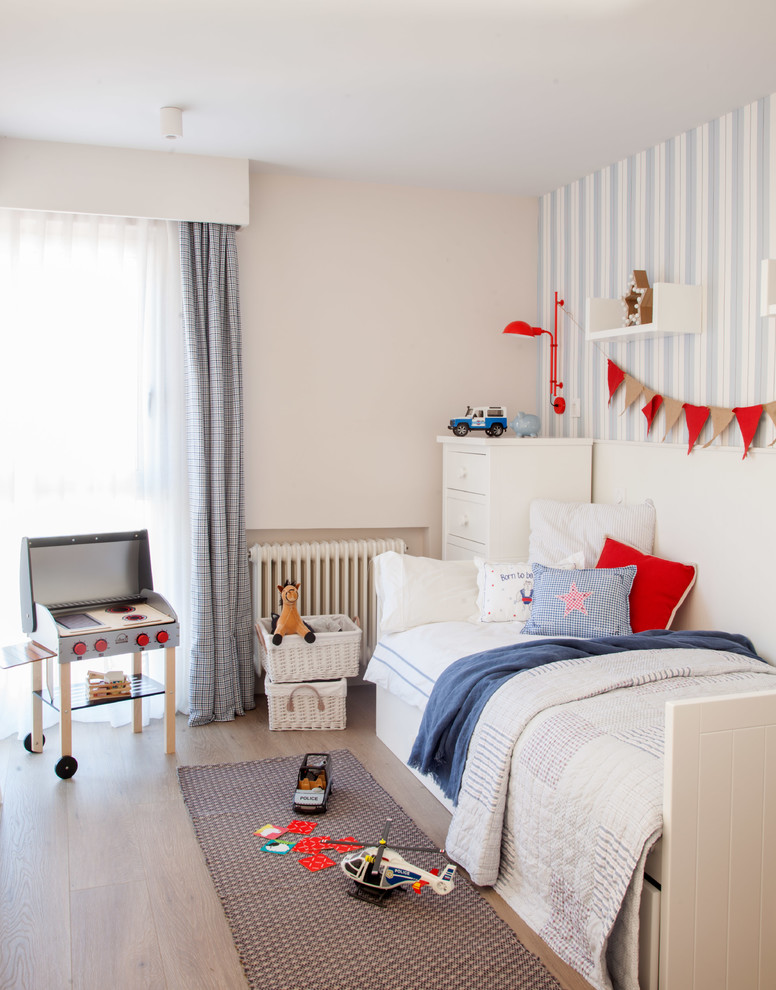 Diseño de dormitorio infantil de 4 a 10 años actual con paredes azules, suelo de madera en tonos medios y suelo marrón