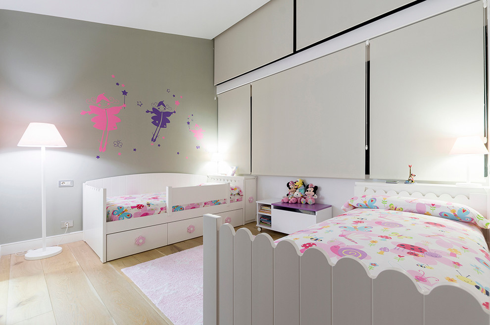 Großes Modernes Mädchenzimmer mit Schlafplatz und hellem Holzboden in Madrid