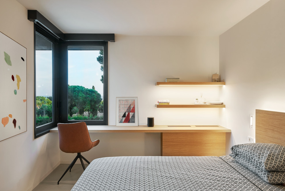 Mittelgroßes Modernes Kinderzimmer mit Schlafplatz, beiger Wandfarbe, Betonboden und grauem Boden in Barcelona