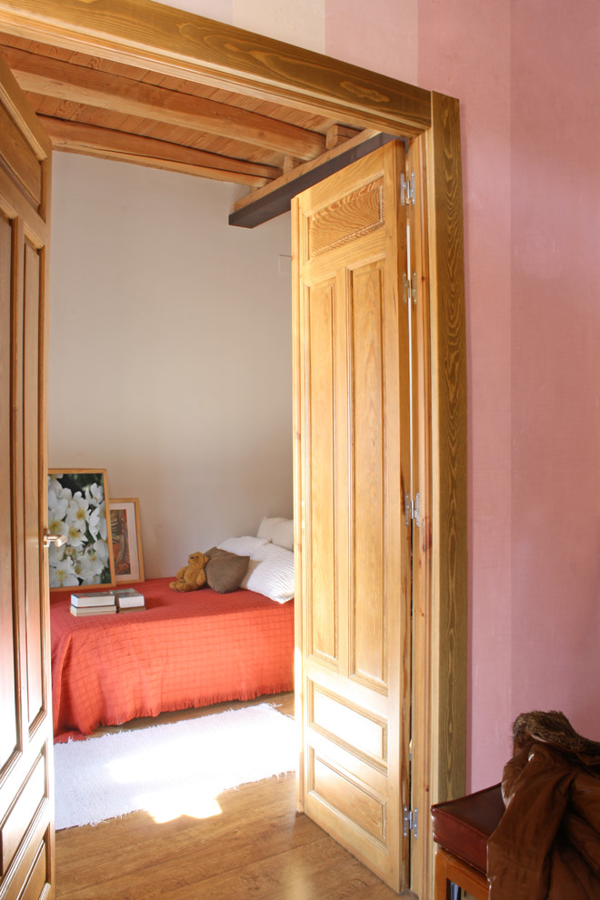 Großes, Neutrales Landhaus Kinderzimmer mit Schlafplatz, beiger Wandfarbe und braunem Holzboden in Madrid