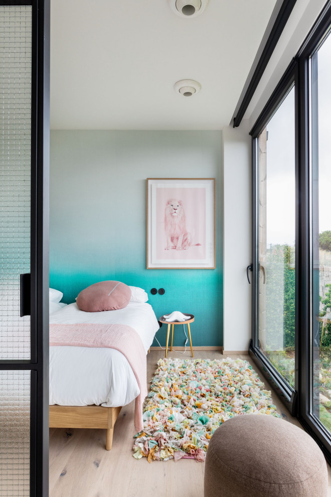 Großes Modernes Mädchenzimmer mit Schlafplatz, blauer Wandfarbe, hellem Holzboden und beigem Boden in Sonstige
