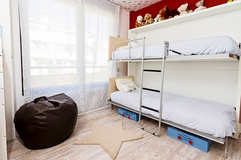 Mittelgroßes, Neutrales Klassisches Kinderzimmer mit Schlafplatz, weißer Wandfarbe und braunem Holzboden in Madrid