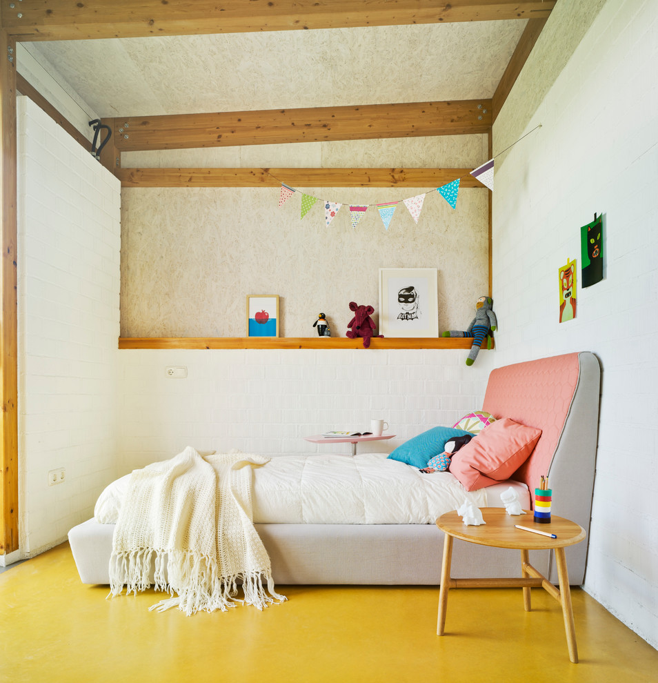 На фото: нейтральная детская среднего размера в современном стиле с спальным местом и бежевыми стенами для ребенка от 4 до 10 лет