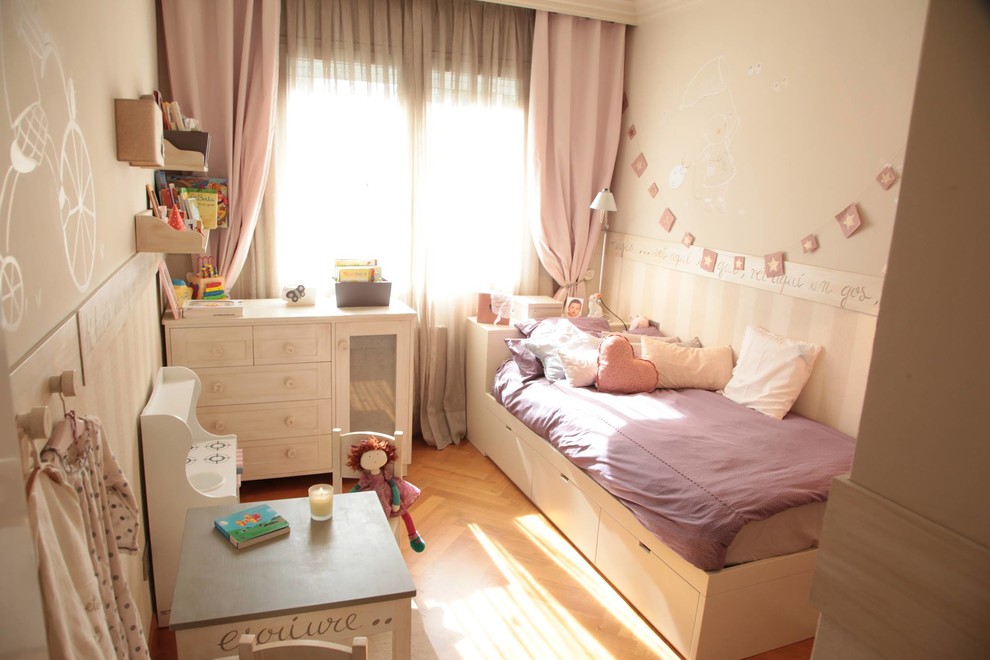Foto på ett mellanstort medelhavsstil flickrum kombinerat med sovrum och för 4-10-åringar, med beige väggar och mellanmörkt trägolv