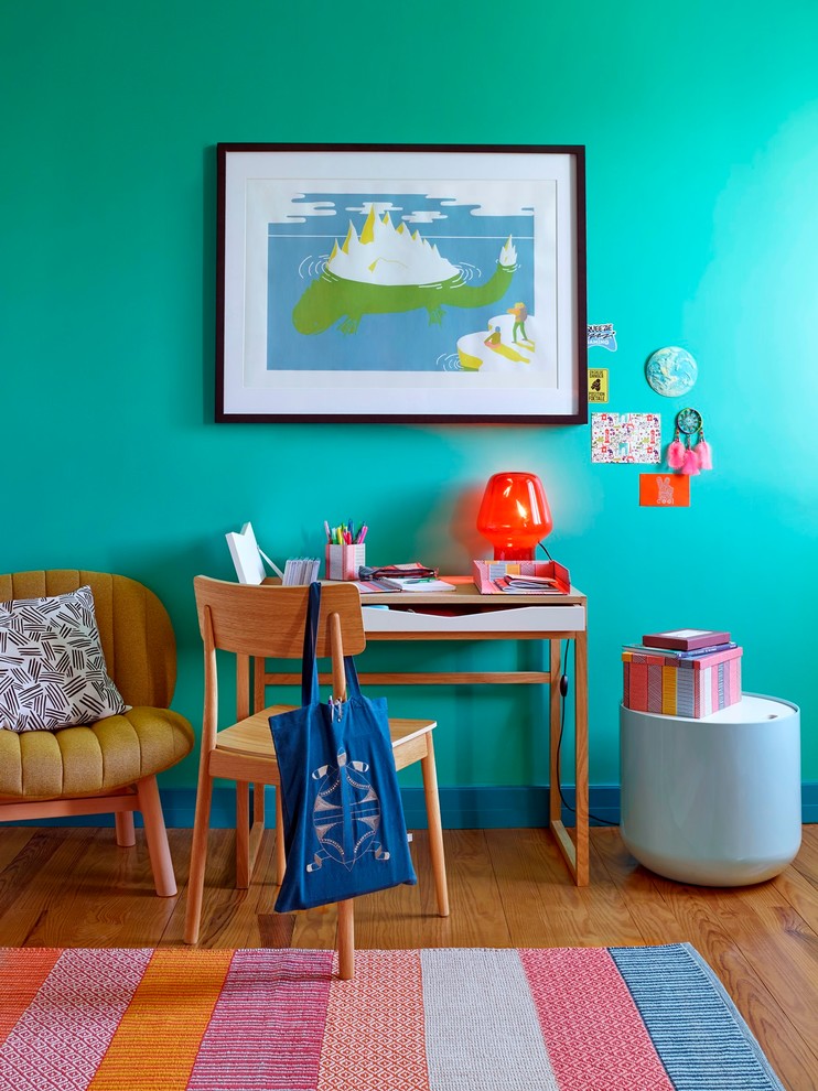 Foto de habitación infantil unisex de 4 a 10 años ecléctica pequeña con escritorio, paredes verdes y suelo de madera en tonos medios