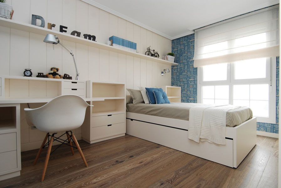 Diseño de dormitorio infantil de 4 a 10 años clásico renovado con paredes blancas y suelo de madera oscura