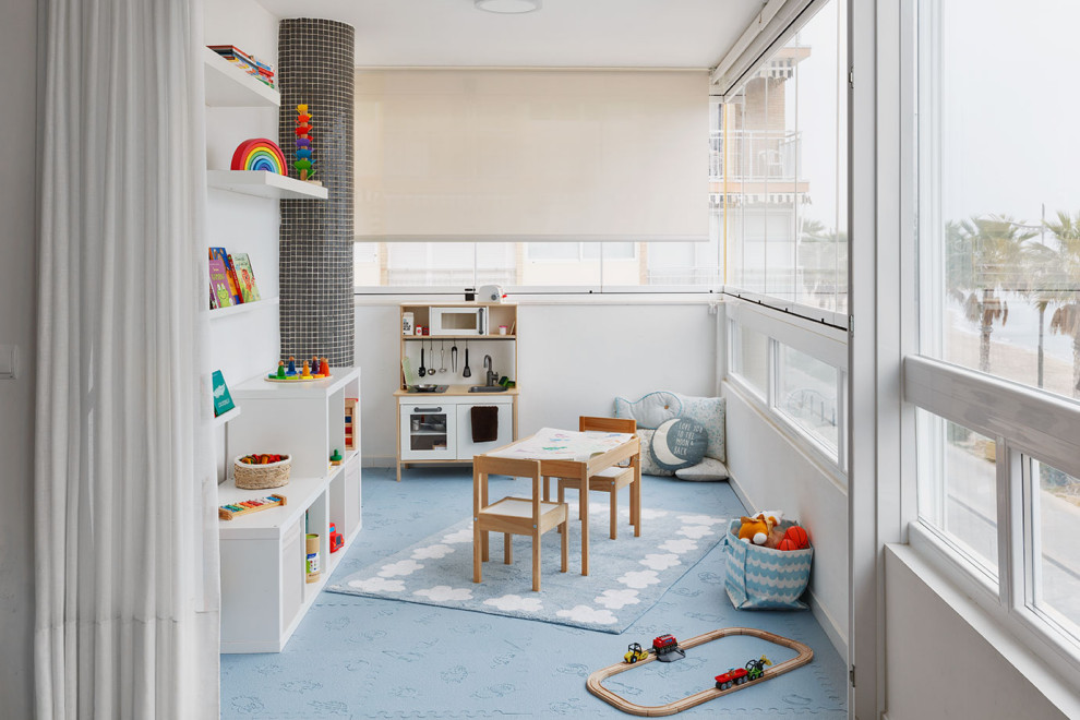 Idéer för mellanstora funkis könsneutrala småbarnsrum kombinerat med lekrum, med vita väggar och blått golv