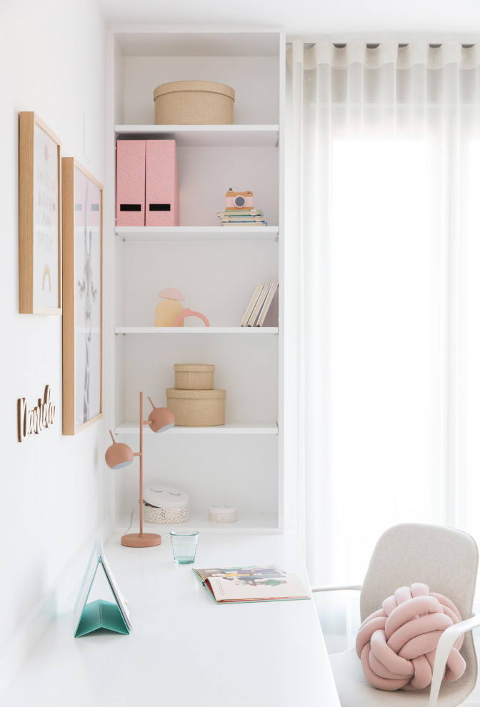 Foto de habitación de niña de 4 a 10 años nórdica grande con escritorio, paredes rosas, suelo de madera oscura y suelo marrón