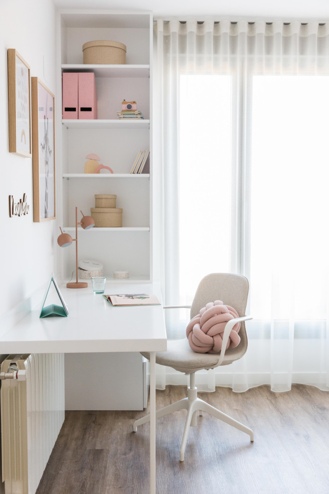 Minimalistisk inredning av ett stort flickrum kombinerat med skrivbord och för 4-10-åringar, med rosa väggar, mörkt trägolv och brunt golv