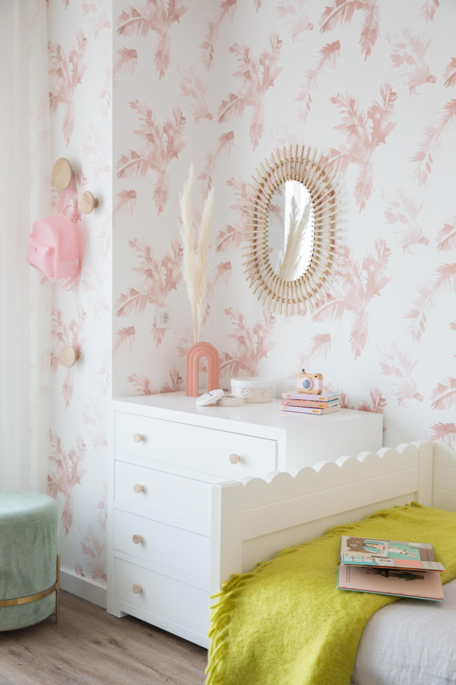 Diseño de dormitorio infantil de 4 a 10 años nórdico grande con paredes rosas, suelo de madera oscura y suelo marrón