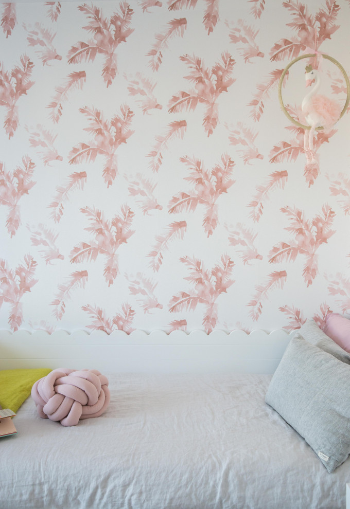 Ejemplo de dormitorio infantil de 4 a 10 años escandinavo grande con paredes rosas, suelo de madera oscura y suelo marrón