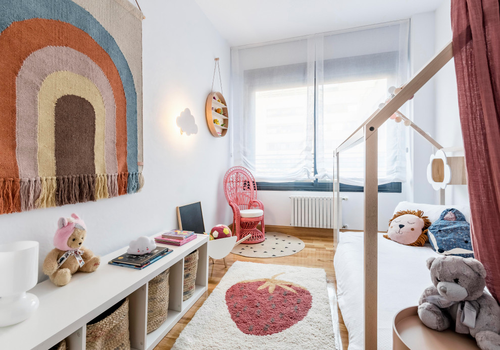 Пример оригинального дизайна: маленькая детская в скандинавском стиле с спальным местом, белыми стенами, паркетным полом среднего тона и коричневым полом для на участке и в саду, ребенка от 1 до 3 лет, девочки