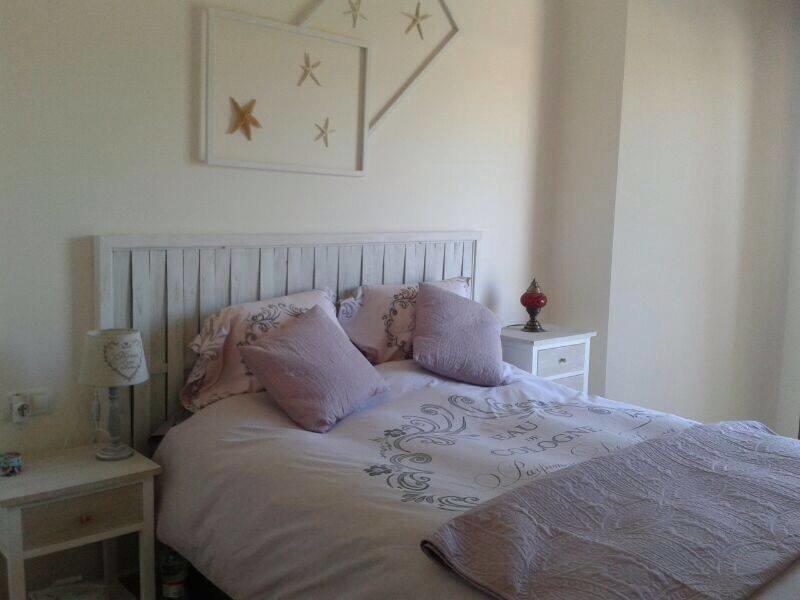 Modelo de dormitorio infantil clásico renovado grande con paredes beige