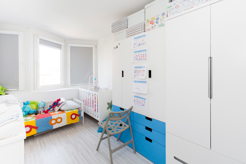 Diseño de dormitorio infantil de 1 a 3 años contemporáneo grande con paredes blancas y suelo vinílico