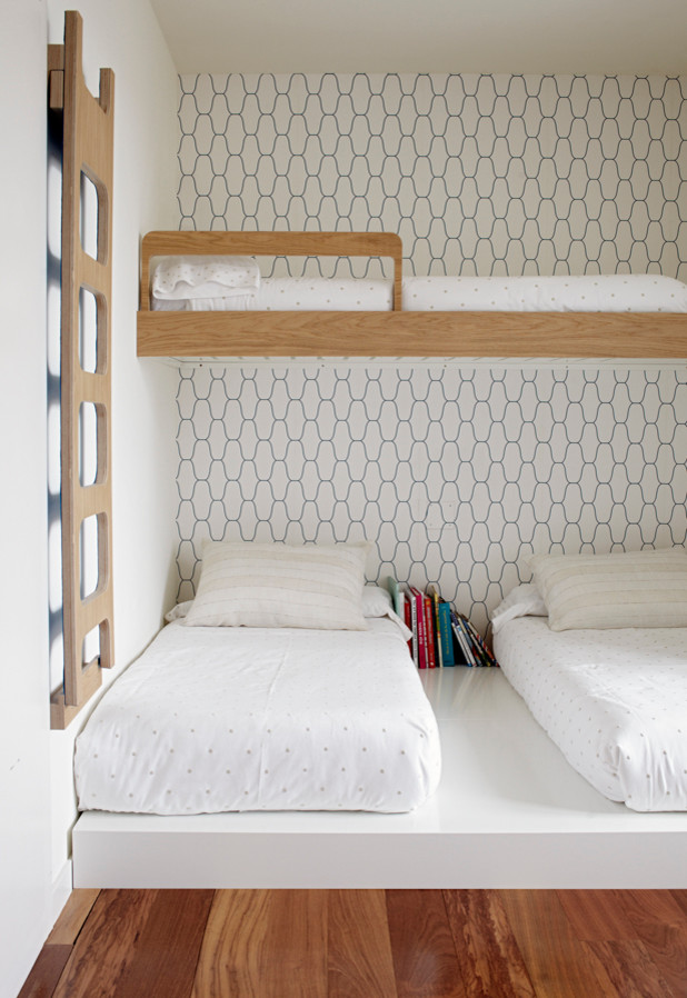 Mittelgroßes, Neutrales Skandinavisches Kinderzimmer mit Schlafplatz, weißer Wandfarbe und dunklem Holzboden in Madrid