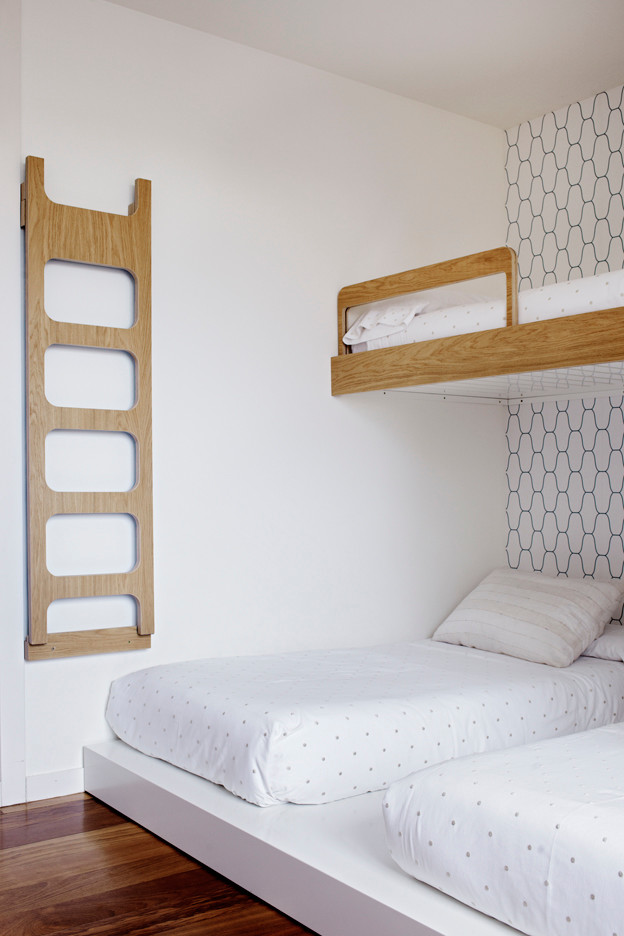 Foto de dormitorio infantil de 4 a 10 años escandinavo de tamaño medio con paredes blancas y suelo de madera oscura