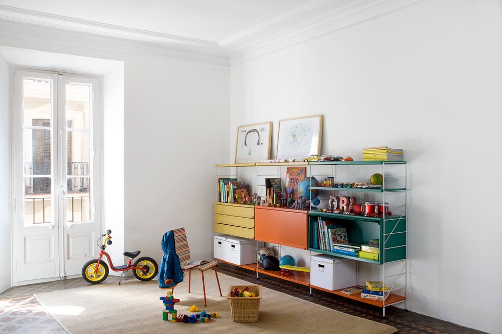 Immagine di una cameretta per bambini da 1 a 3 anni scandinava di medie dimensioni con pareti bianche e pavimento con piastrelle in ceramica