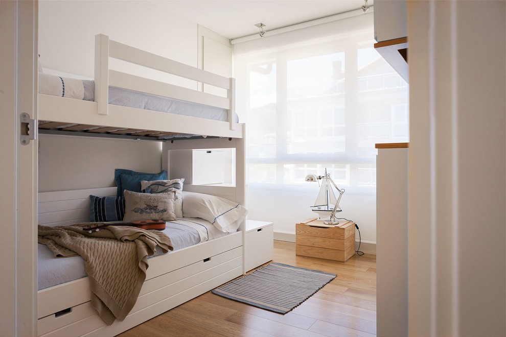 Foto de dormitorio infantil moderno de tamaño medio