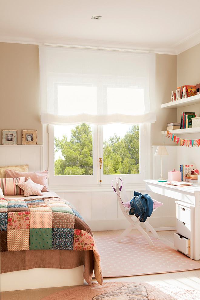 Réalisation d'une chambre d'enfant tradition de taille moyenne avec un mur beige, parquet clair et un sol beige.
