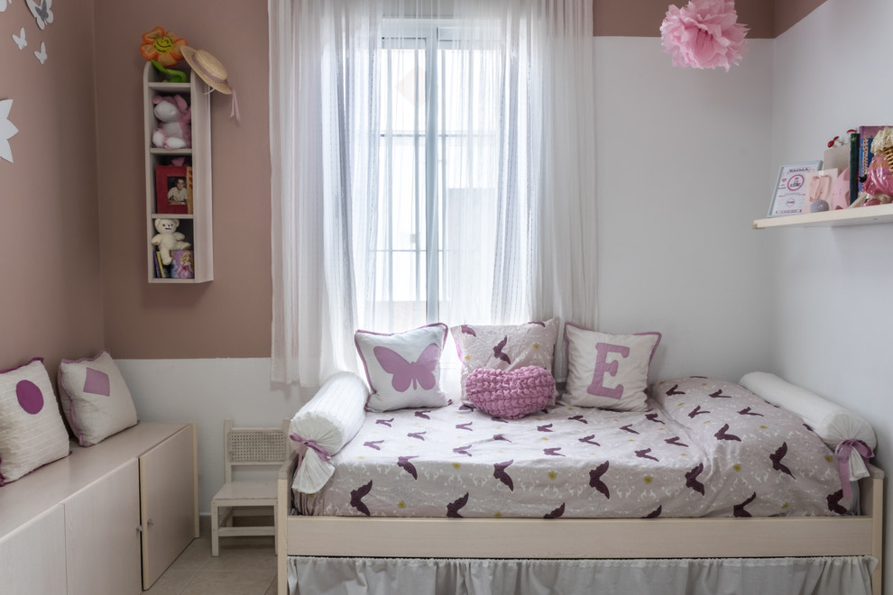 Diseño de dormitorio infantil de 4 a 10 años contemporáneo pequeño con paredes blancas, suelo de baldosas de cerámica y suelo beige