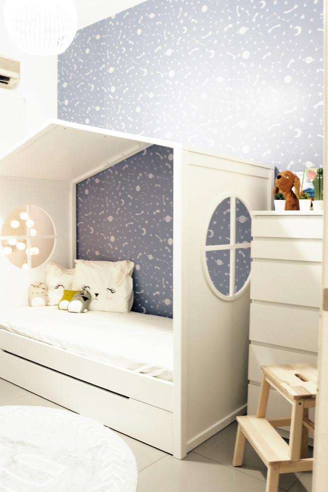На фото: маленькая нейтральная детская в скандинавском стиле с спальным местом, синими стенами, полом из керамической плитки и серым полом для на участке и в саду, ребенка от 4 до 10 лет