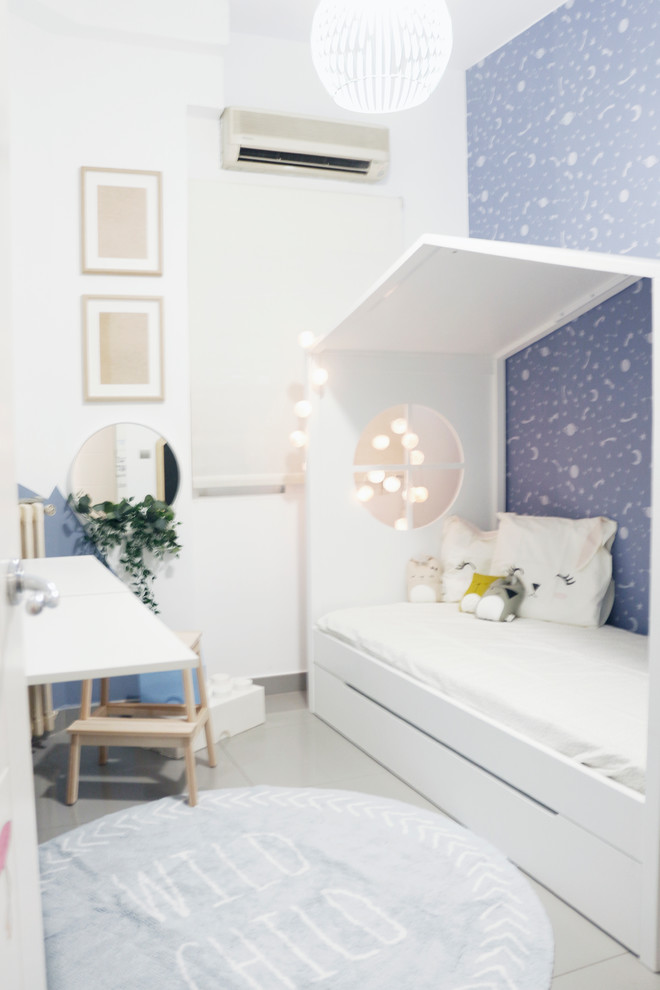 На фото: маленькая нейтральная детская в скандинавском стиле с спальным местом, синими стенами, полом из керамической плитки и серым полом для на участке и в саду, ребенка от 4 до 10 лет с
