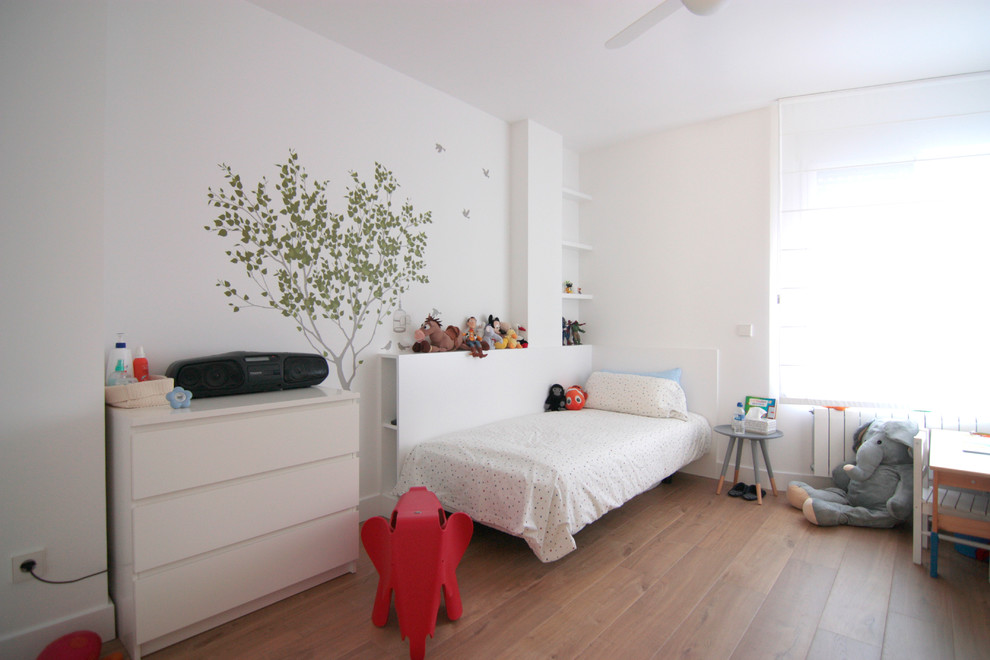 Foto de dormitorio infantil de 4 a 10 años contemporáneo de tamaño medio con paredes blancas y suelo de madera en tonos medios