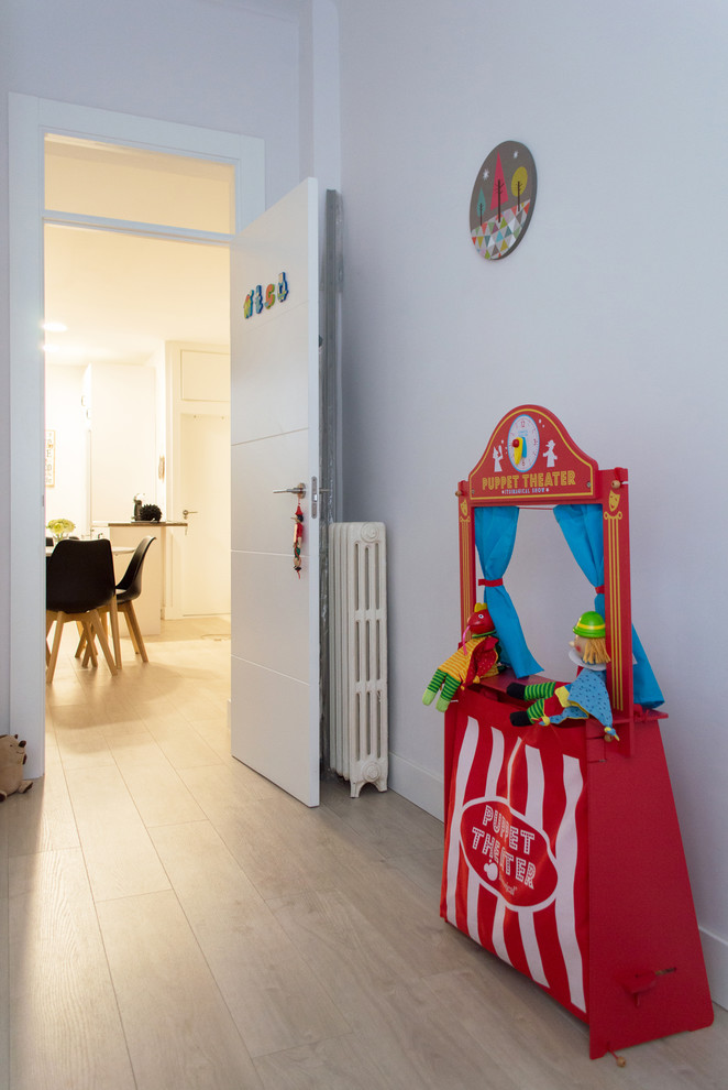 Imagen de dormitorio infantil de 4 a 10 años escandinavo pequeño con paredes blancas, suelo de madera clara y suelo beige