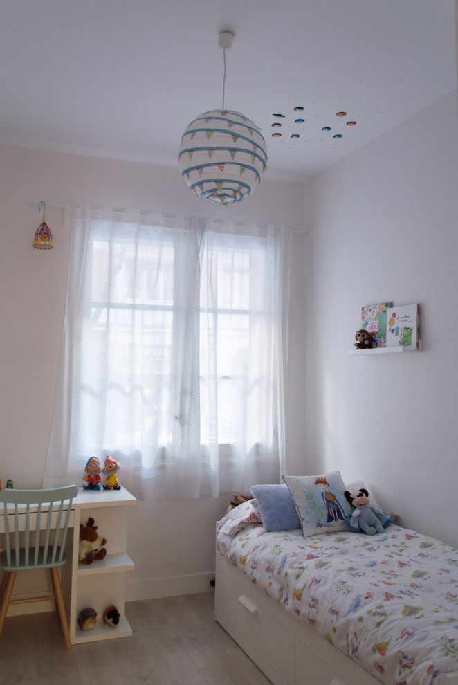 Inredning av ett skandinaviskt litet pojkrum kombinerat med sovrum och för 4-10-åringar, med vita väggar, ljust trägolv och beiget golv