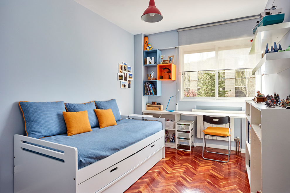 Ispirazione per una cameretta per bambini minimal di medie dimensioni con pareti blu, pavimento in legno massello medio e pavimento marrone