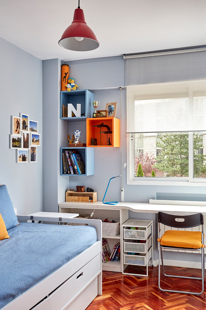 На фото: детская среднего размера в стиле модернизм с спальным местом, синими стенами, паркетным полом среднего тона и коричневым полом для подростка, мальчика с
