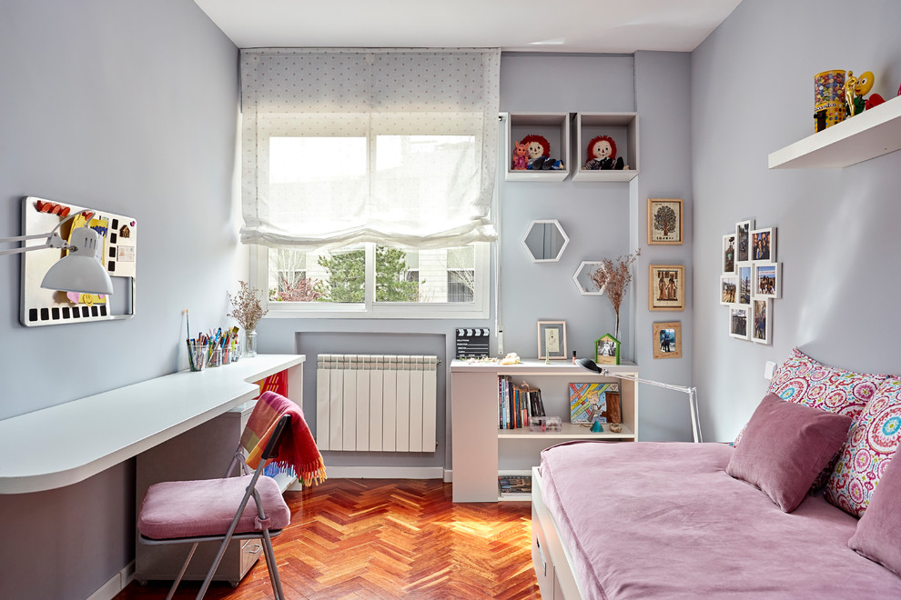Inspiration för mellanstora moderna flickrum kombinerat med sovrum och för 4-10-åringar, med lila väggar, mellanmörkt trägolv och brunt golv