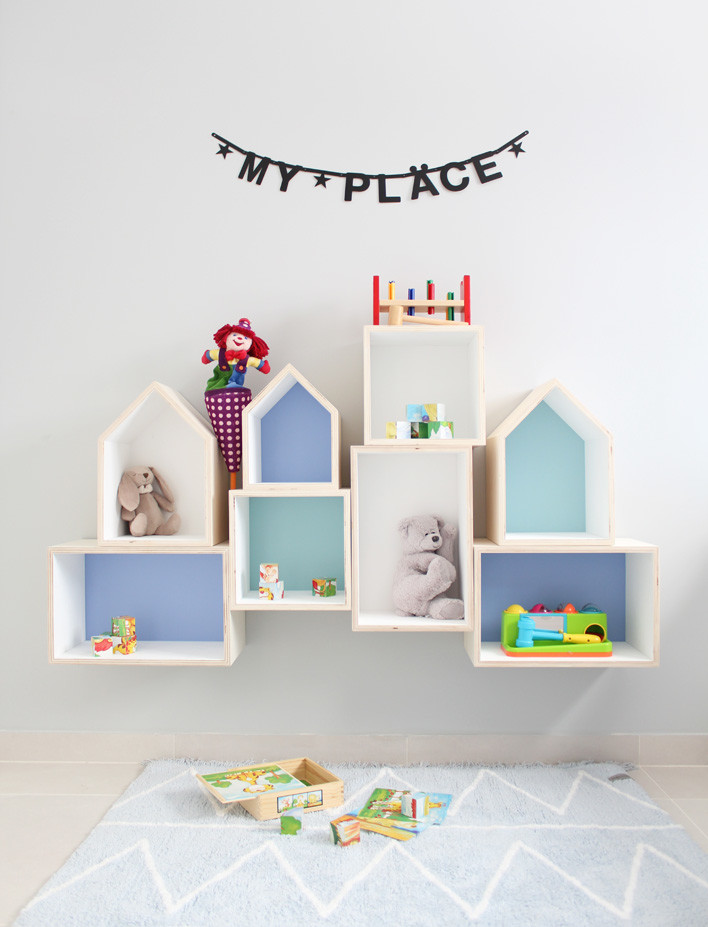 Mittelgroßes, Neutrales Skandinavisches Kinderzimmer mit Spielecke und weißer Wandfarbe in Valencia