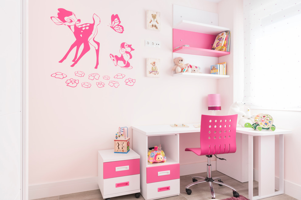 Aménagement d'une chambre de fille contemporaine avec un bureau, un mur rose, parquet clair et un sol beige.