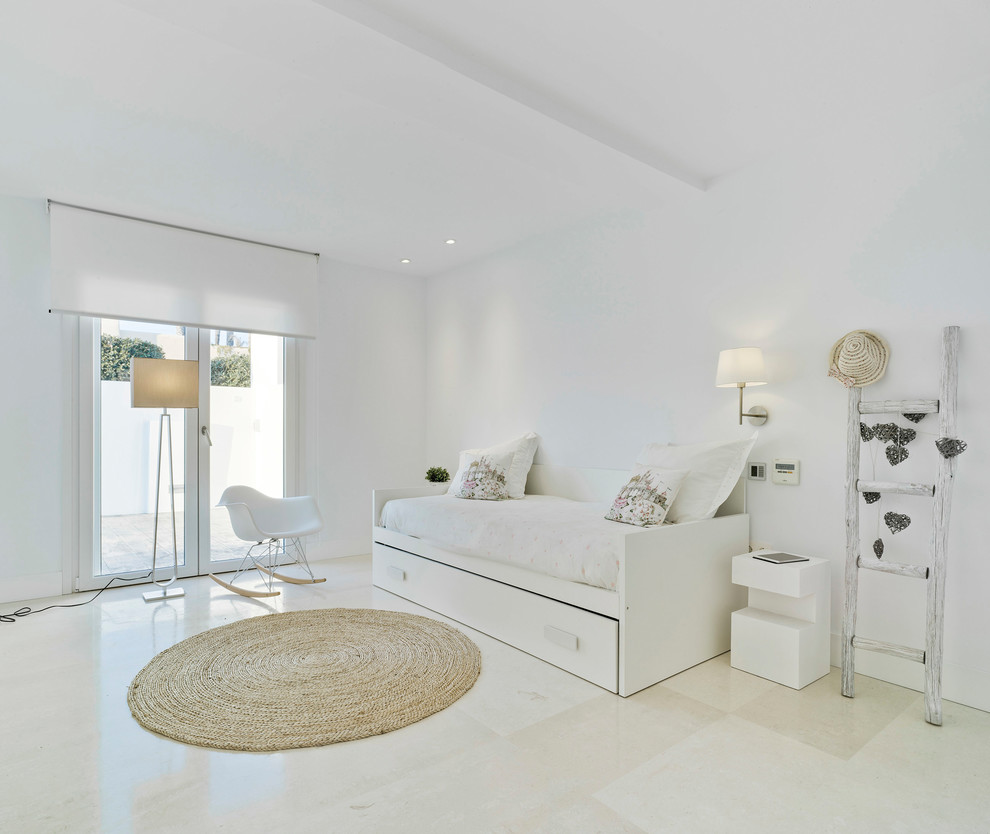 Modern inredning av ett flickrum kombinerat med sovrum och för 4-10-åringar, med vita väggar, klinkergolv i porslin och vitt golv