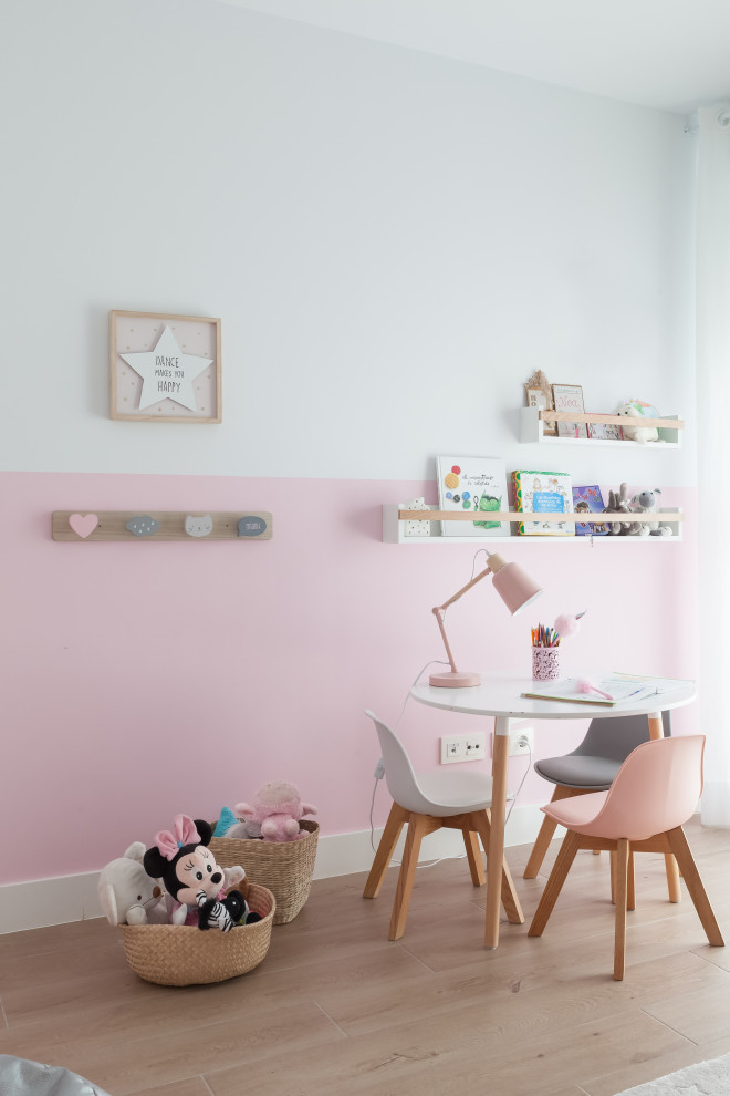 Ispirazione per una cameretta per bambini da 4 a 10 anni nordica di medie dimensioni con pareti rosa, pavimento con piastrelle in ceramica e pavimento marrone