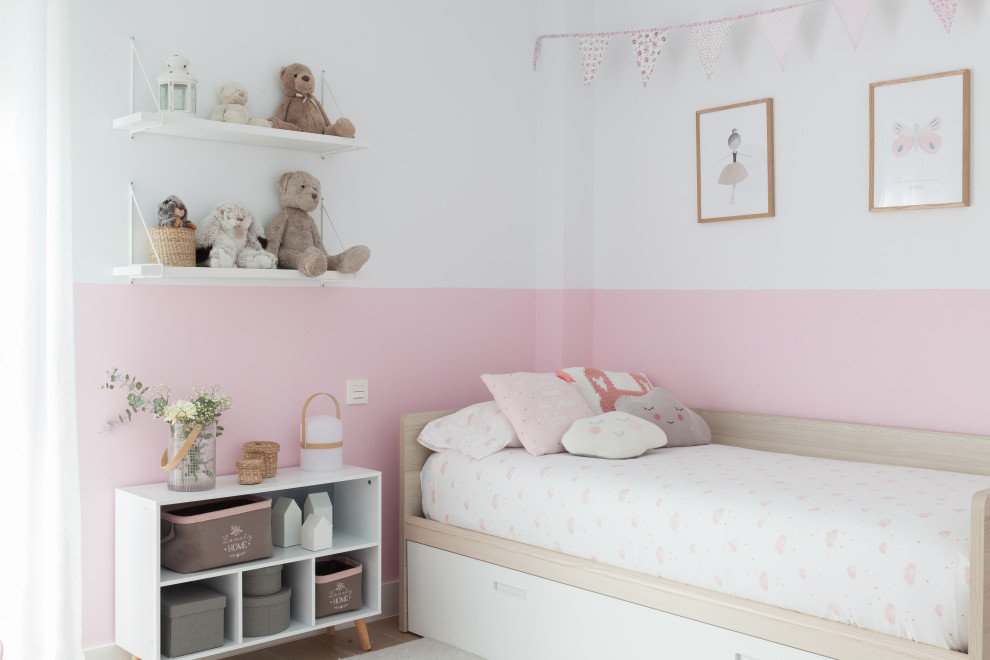 Bild på ett mellanstort minimalistiskt flickrum kombinerat med sovrum och för 4-10-åringar, med rosa väggar, klinkergolv i keramik och brunt golv